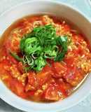 市販のミートソースが大変身♪トマたま辛麺