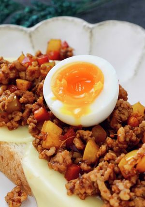 2色のパプリカと鶏そぼろオープンサンド-レシピのメイン写真