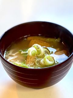 基本!白菜、きのこ、油揚げのお味噌汁-レシピのメイン写真