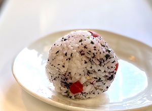 ゆかりとカリカリ梅（うめこ）のおにぎり-レシピのメイン写真