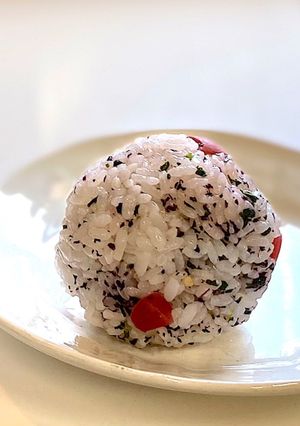 ゆかりとカリカリ梅（うめこ）のおにぎり-レシピのメイン写真