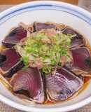 かつおたたきと薬味の冷たい蕎麦