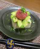 ごちそう冷奴(マグロたたきアボカド乗せ)