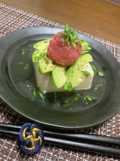 ごちそう冷奴(マグロたたきアボカド乗せ)-レシピのメイン写真