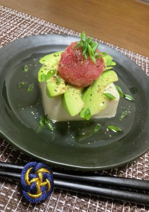 ごちそう冷奴(マグロたたきアボカド乗せ)-レシピのメイン写真