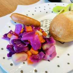 รูปของ 給食再現☆紫キャベツ人参じゃがいもサラダ