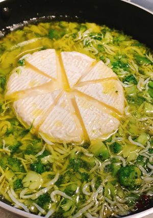 しらすとカマンベールチーズのアヒージョ-レシピのメイン写真