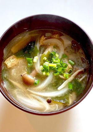 基本のきのこと玉ねぎ、わかめのお味噌汁-レシピのメイン写真