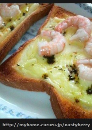 冷凍エビを使ったトースト　チーズ＆バジル-レシピのメイン写真