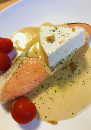 鮭切り身の牛乳＆チーズソース・ムニエル風-レシピのメイン写真