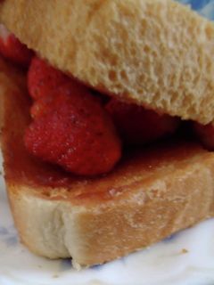 トースト小豆イチゴ-レシピのメイン写真