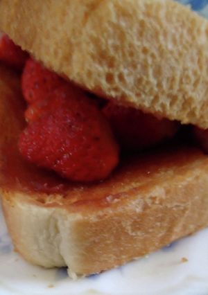 トースト小豆イチゴ-レシピのメイン写真
