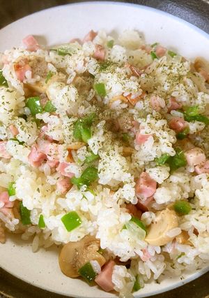 キャンプ飯　フライパンでベーコンピラフ-レシピのメイン写真