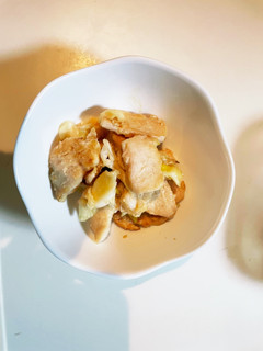材料3つ。鶏むね肉の塩麹焼き-レシピのメイン写真