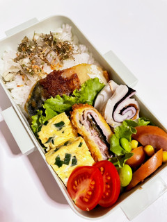 鯖カレーと、豚肉と梅肉と紫蘇巻きカツ弁当-レシピのメイン写真