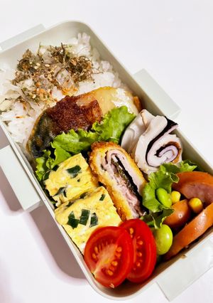 鯖カレーと、豚肉と梅肉と紫蘇巻きカツ弁当-レシピのメイン写真