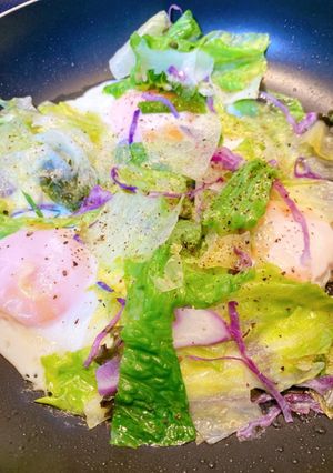 野菜をプラス!蒸しレタスon目玉焼き-レシピのメイン写真