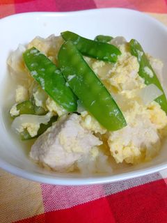 鶏むね肉と玉ねぎ、きぬさやの卵とじ-レシピのメイン写真