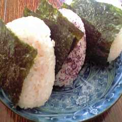 รูปของ うちの定番おかかおにぎり