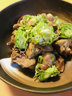 鶏肝/鶏レバーの一品●塩茹で&ゴマ油かけ-レシピのメイン写真