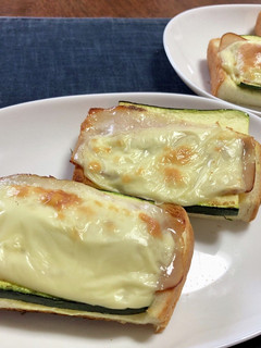 ズッキーニとベーコンの食パンピザ♪-レシピのメイン写真