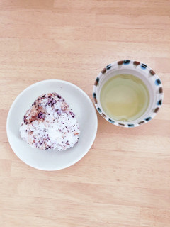 簡単。ゆかりと鰹節の優しいおにぎり-レシピのメイン写真