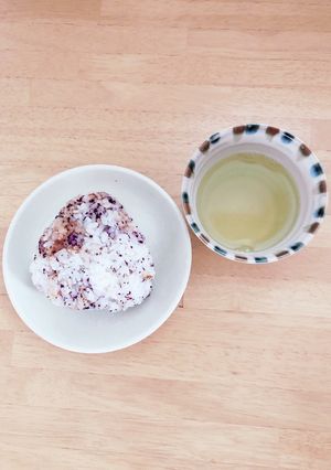 簡単。ゆかりと鰹節の優しいおにぎり-レシピのメイン写真