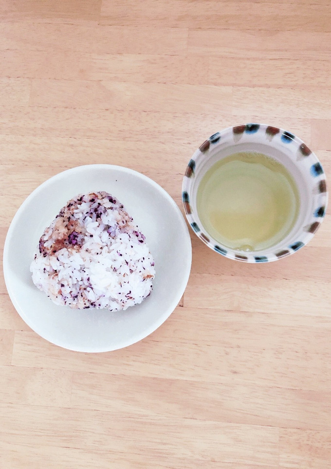 簡単。ゆかりと鰹節の優しいおにぎり-レシピのメイン写真