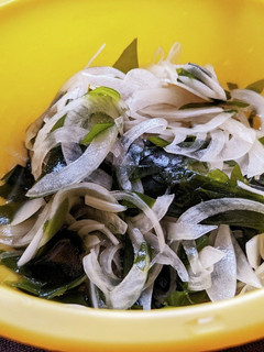 新玉ねぎとわかめの麺つゆサラダ-レシピのメイン写真