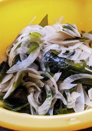 新玉ねぎとわかめの麺つゆサラダ-レシピのメイン写真