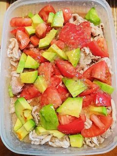 アボカド、豚肉、トマトのサラダ-レシピのメイン写真