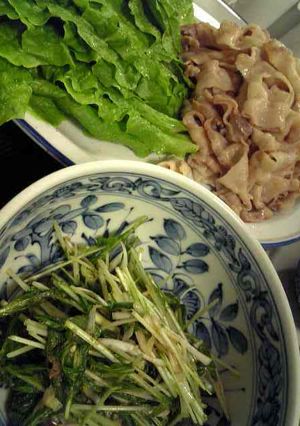 ピリ辛水菜と豚バラのサンチュ巻-レシピのメイン写真