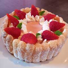 รูปของ イチゴムースのシャルロットケーキ