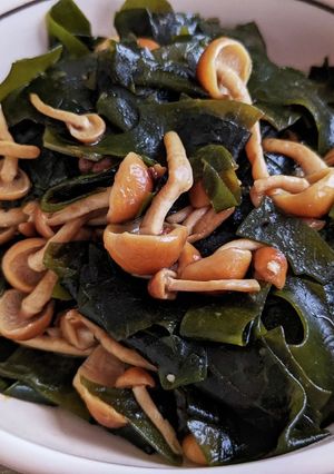 わかめとなめこのにんにく醤油炒め-レシピのメイン写真