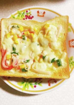 カニカマと三度豆とコーンのマヨトースト-レシピのメイン写真