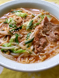 インスタントラーメンに肉野菜炒め♪-レシピのメイン写真