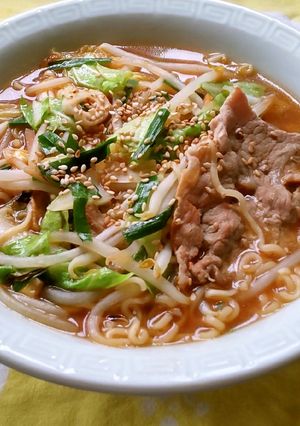 インスタントラーメンに肉野菜炒め♪-レシピのメイン写真