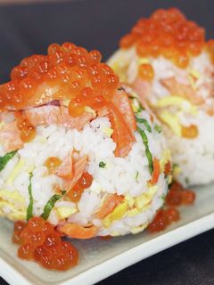 鮭・いくらおにぎり by コープこうべ 【クックパッド】 簡単おいしい