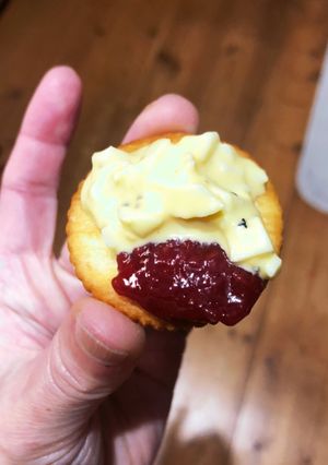 卵サラダと苺ジャムをリッツに乗せたやつ-レシピのメイン写真