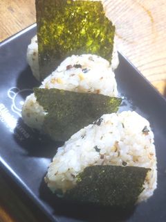 サバのふりかけでおにぎり-レシピのメイン写真