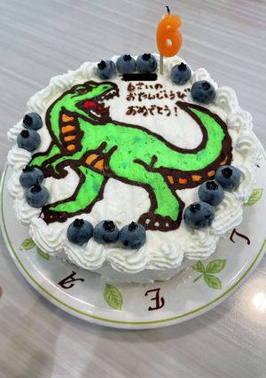 恐竜ケーキ(ケーキに絵を描く)-レシピのメイン写真