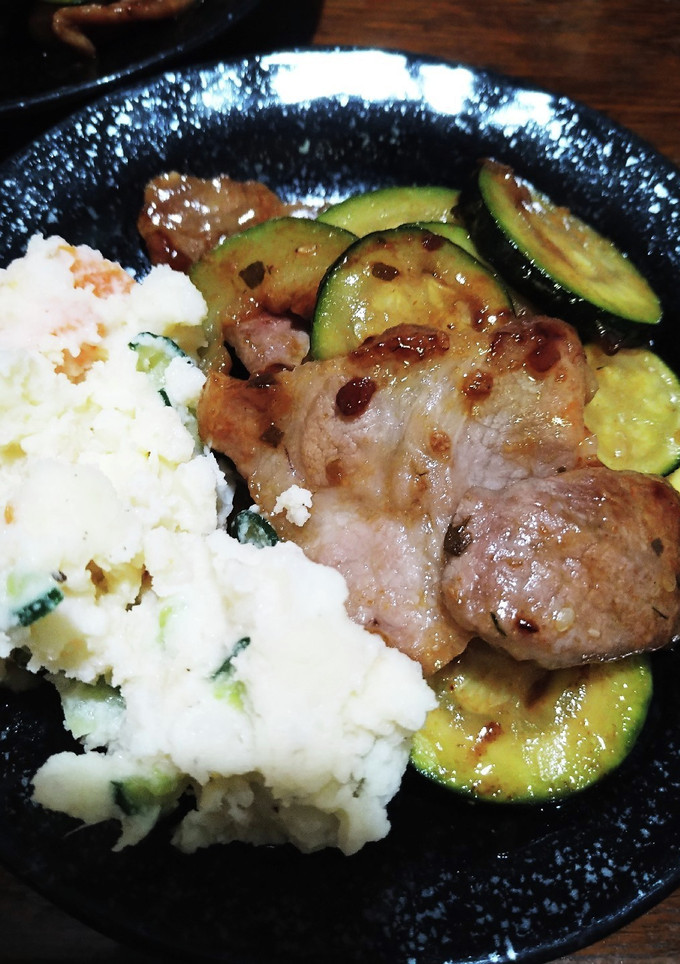 ズッキーニ豚肉と焼肉のタレで炒めただけ〜-レシピのメイン写真