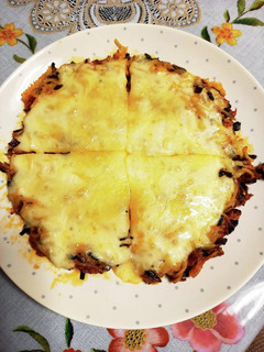 チーズたっぷり!ラー油焼きそばピザ-レシピのメイン写真