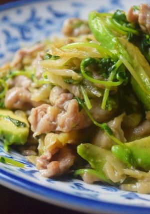 【副菜に！】アボカドと豆苗の豚肉炒め-レシピのメイン写真