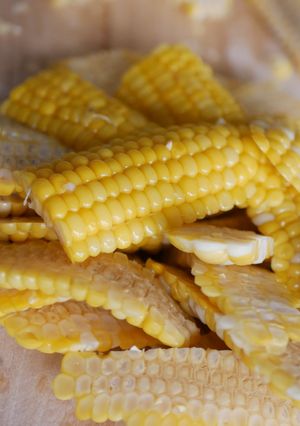 トウモロコシの食べやすいカットの仕方-レシピのメイン写真
