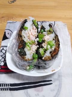 楽々チキン×れんこんきんぴら おにぎらず-レシピのメイン写真