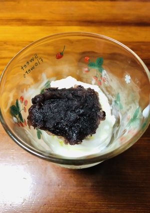 バニラアイスクリームに粒あんペースト-レシピのメイン写真