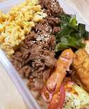ボリューム満点！豚そぼろの三色丼弁当
