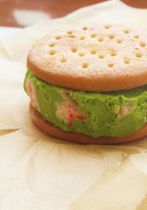 〖抹茶アイス×ドライいちごチョコサンド〗-レシピのメイン写真