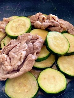 ピリ旨!ズッキーニと豚肉のわさび醤油炒め-レシピのメイン写真